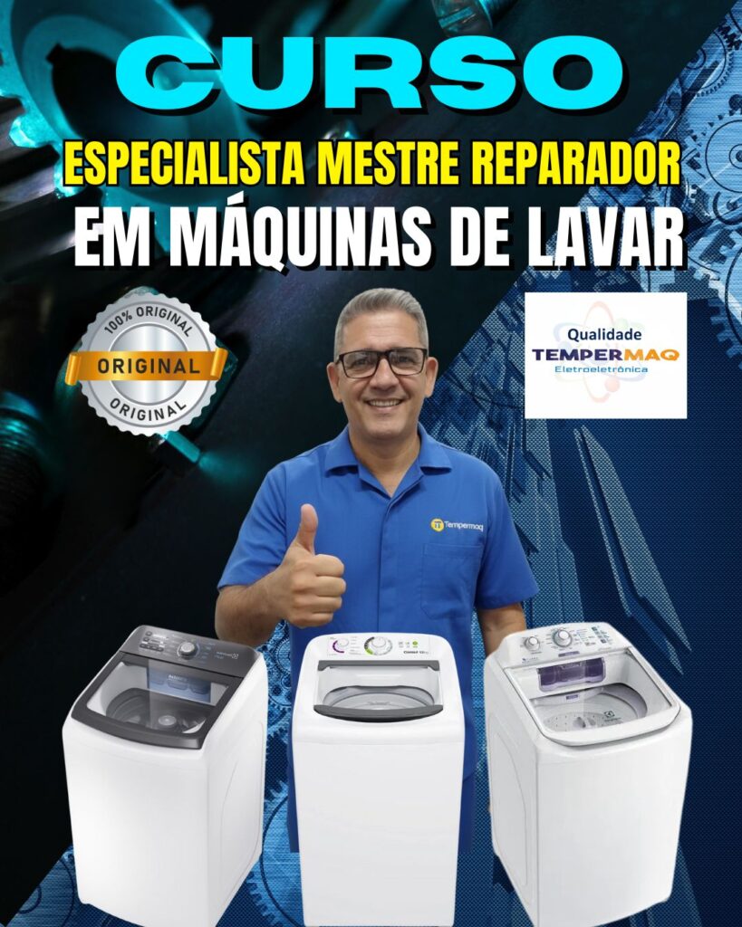 Instrutor do curso de conserto de máquinas de lavar Tempermaq posando ao lado de três lavadoras para demonstrar o conteúdo do treinamento.