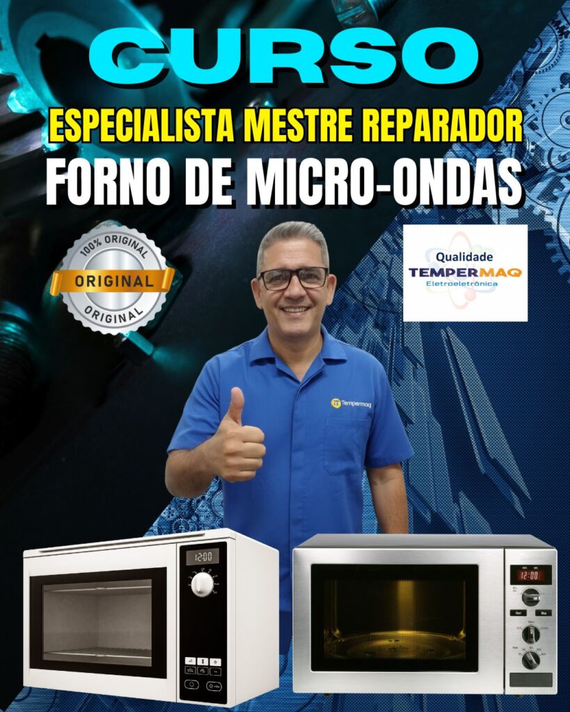 Instrutor do curso de conserto de forno de micro-ondas da Tempermaq ao lado de dois modelos de micro-ondas utilizados nas aulas práticas.