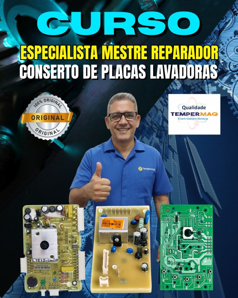 Instrutor do curso de conserto de placas de lavadoras da Tempermaq ao lado de três placas eletrônicas usadas nas aulas práticas.