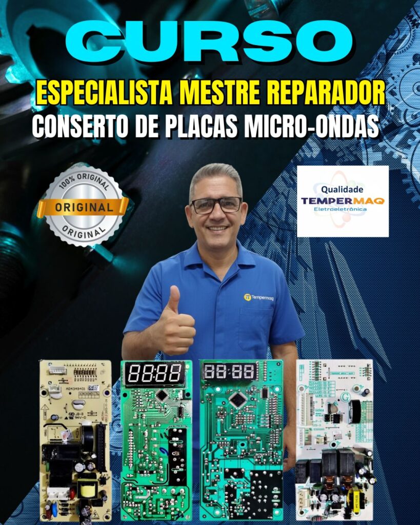 Instrutor do curso de conserto de placas de micro-ondas da Tempermaq ao lado de vários modelos de placas eletrônicas usadas nas aulas práticas.